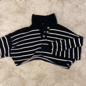 Stickad magtröja  - En stikad magtröja med knappar från zara, har använts ett få tal gånger. bra skick och har inte några maskor💗💓💓 Skriv för bättre bilder!!!