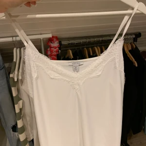 Vit Spetstopp  - Jätte fin mysig spetstopp, osäker vart den är ifrån men märket heter AMISU och är i stl M men stretchig☺️