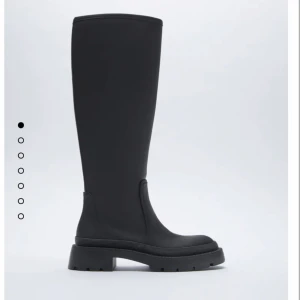 Zara stövlar - Superfina Zara stövlar i typ gummi material! Använda endast 1 gång så superfint skick! Köpta förra året för cirka 600/700 kr! 