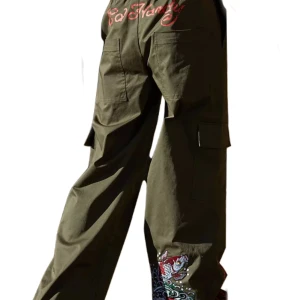 Ed hardy cargos - Säljer dessa enormt vacka ed hardy cargos❤️ anvädna runt 3 gånger, bra passform och allmänt fina. Dessa är i storlek S! Org pris: 1050kr