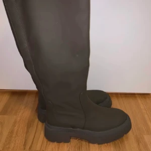 Stövlar - Skitsnygga stövlar som tyvärr inte kommer till användning. Fint skick och har inte används så mycket. St 37  Säljer för 400kr