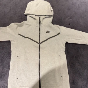 Nike teach fleece - Säljer min Nike teach fleece har använt ett par gånger så skulle säga att den är 8/10. Pris kan diskutabla vid snabb affär