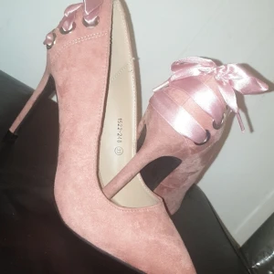 Nya pum9s stl 38 - Helt nya oanvända pumps köpta i england stl 38