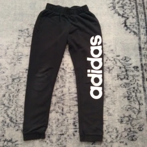 Adidas byxor - Svarta sdidas byxor med fickor. Använda, lite slitna.