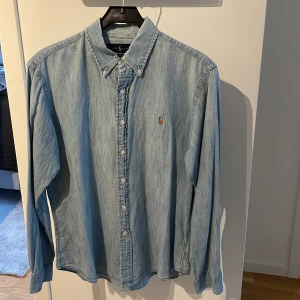 Skjorta Ralph Lauren  - Säljer åt min sambo. Använd sparsamt, inga defekter och det är en slim fit.