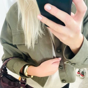 Jacka otherstories  - Ball jacka från otherstories!! Kroppad i grön militärfärg, super bra i höst och i vinter med halsduk!! Bra skick 