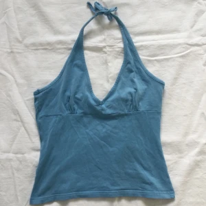 Topp - Blå halterneck topp som knyts runt halsen, passar till xs-m, se gärna även andra annonser