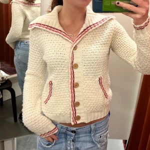 Kofta!! - Så fin kofta med en större krage som gör koftan så fin!! Står ingen storlek men skulle säga att den är i S💗