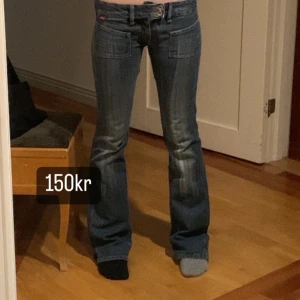 Lowwaist jeans - 🫶När du budar blir du bunden till köpet! Köp direkt för 250kr 🫶Super fina och underbara byxor men är tyvärr försmå för mig. Har ett litet hål på insidan av låret men går att fixa med lite nål och tråd, inget som märks när dom sitter på