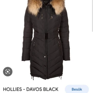 Hollies jacka - Storlek 36 Bältet i midjan går inte att spänna då den gått av men man kan ha de bara hängdes. 