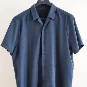 Tom Wood Blå Kortärmad Skjorta - Aningen överdimensionerad, norsk minimalism - bekväm att bära under sommriga kvällspartyn. 