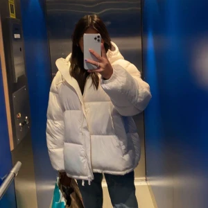 Vit puffer jacka (H&M) - Köpte denna förra året men har inte kommit till användning mer än ett par fåtal gånger. Väldigt bra skick skulle jag säga, inga fläckar eller något som är sönder.