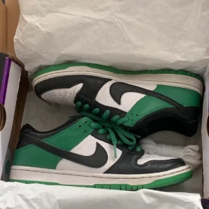 Nike dunk sb classic green - Fräscha dunk sb i färgen classic green! :) Använt skick så lite lätt creasade/smutsiga men inga större slitningar eller liknande (se bilder) Bara att hojta till vid frågor!