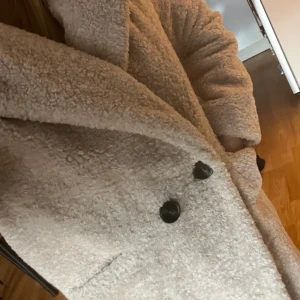 Fuskpälsjacka  - Jättefin och skön pälsjacka från Pull & Bear stl S.  Finns i Norrtälje men kan tas till Stockholm.  Frakt står köparen för. Betalas med Swish 
