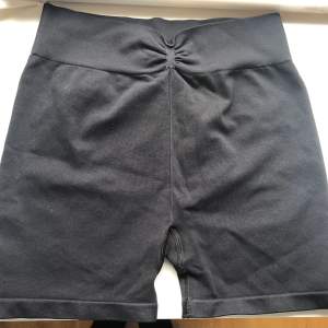Stretcha och sköna shorts från Hm, helt i ny skick använda 2 gånger. Säljer då dom inte passar längre. 