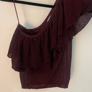 Fest topp! - En jätte fin mörklila fest topp som är glittrig och är enarmad. Köp direkt för 200💓