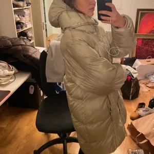 Pufferjacket  - Jätte fin champagnefärgad Pufferjacket som jag säljer pga flytt. Först till kvarn!❣️ frakt: 66 kr, möts även upp i göteborgsområdet!❤️jag på bilden är en S som referens 