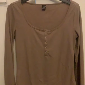 Topp - Hej! Säljer denna fina topp. Knappt använd och är i jätte fint skick. Tveka inte att höra av dig om frågor osv.