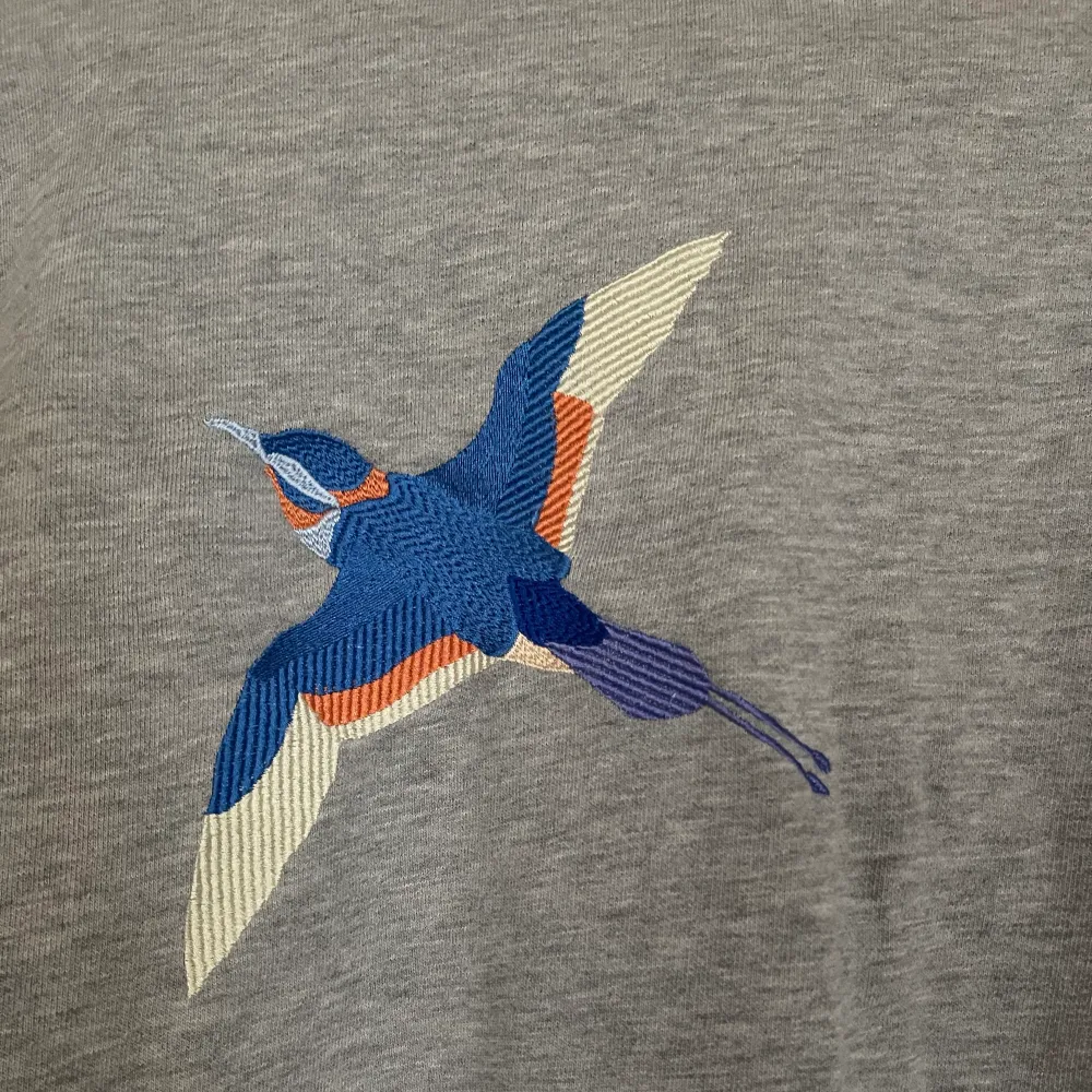 Grå sweatshirt från Axel Arigato med fågeln bak och namnet fram. Storlek M, säljer pågrund av att den inte kommer till användning så bra skick. 🖤. Tröjor & Koftor.