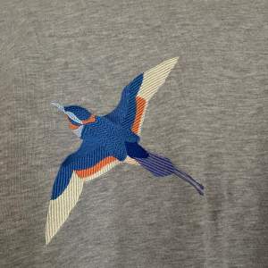 Grå sweatshirt från Axel Arigato med fågeln bak och namnet fram. Storlek M, säljer pågrund av att den inte kommer till användning så bra skick. 🖤