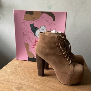 Jeffrey Campbell  - Oanvända Jeffrey Campbell  Storlek 8,5 