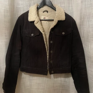 Mockajacka Pull&Bear - Säljer en mockajacka från Pull&Bear i begagnat men väldigt fint skick! Vadderad med ljus teddyfleece. Nypris: 700