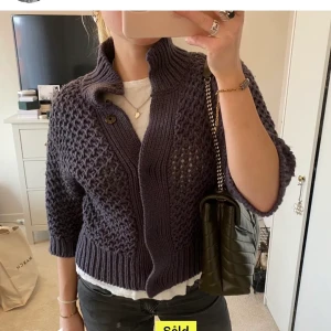 Kortärmad kofta - Säljer denna superfina kofta som är köpt på Plick! Mörkblå/grå i färgen. Superfint skick❤️. Säljer då den inte kommer till användning