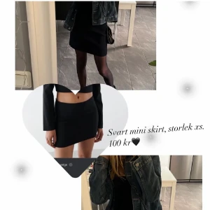 Svart miniskirt - Svart miniskirt perfekt till halloween! Storlek 34 passar mig som har S! Köpt här på Plick använd 1 gång fint skick! Säljer pga att jag inte använder den. Vill bara ha såld så därav är priset diskuterbart!!💓💓