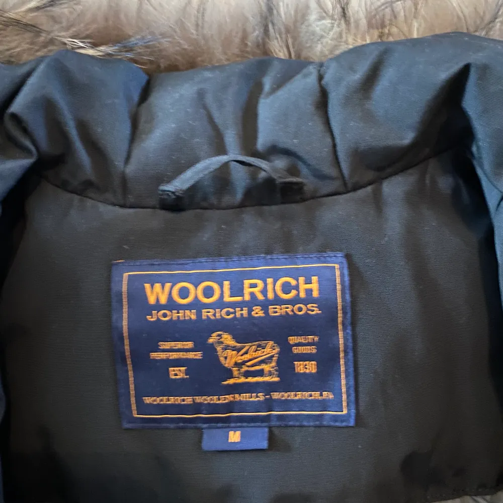 Super snygg woolrich jacka I storlek M men passar S. Andvänd endast några gånger. Väldigt varm och snygg. Köpte jackan för drygt 7000kr. Direkt pris 3500.. Takit.