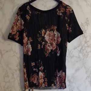 Plisserad topp - Plisserad blommig topp