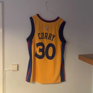 Golden State Warriors Stephen Curry linne strl M/L - Säljer mitt Stephen Curry linne som jag knappt använt.