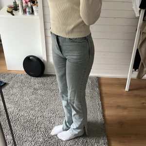 Jeans  - Blåa jeans från bikbok, jätte fint skick💕ny pris 600kr