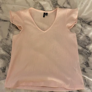 Blus Vero Moda - En rosa gullig blus från Vero Moda. Köparen står för priset av frakten. 