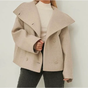 Beige Kappa - Jättesnygg kappa från nakd i bra skick. Buda privat (säljer vid bra bud) använd inte ”Köp nu” knappen💕startat budgivning i annonsen nu då det är många som drar sig ut, bud på 1200 fortfarande💕