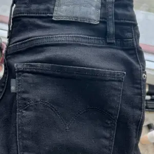 Levis skinny jeans i svart som också är för små för mig i stolek 27.