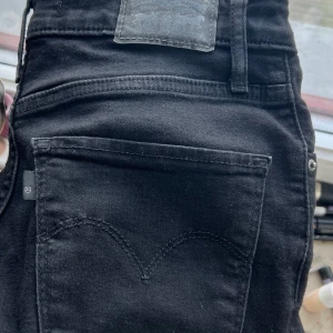 Levis 721 High Rise Skinny jeans  - Levis skinny jeans i svart som också är för små för mig i stolek 27.