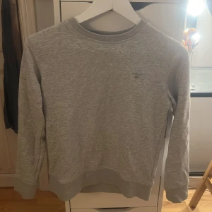 Gant hoodie utan huva - Gant tröja som ny använd knappt 1 gång. Super fin och mjuk men har tyvärr blivkt för liten i ärmana. Storlek 146-152 men passad även xxs/xs. Pris 300 eller kom med ett bud. 