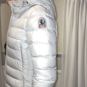 Parajumper jacka  - Säljer min parajumperjacka, dam modell strl S. Jackan är i princip ny, knappt använd. Köptes ny från johnells för 5000kr. 💓 