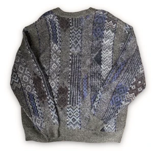 Stickad tröja V-ring - Fin mysig stickad tröja från Italien! Kan upplevas liiite stickig tror jag, strl L💞💞💞