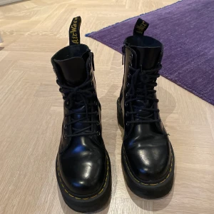 DR MARTENS JADON platåstövletter  - Dr. Martens plattformskängor i 100% läder som blir finare med åren. Trendiga skor med en upphöjd kraftfull plattformssula som aldrig går ur tiden! Skorna är i fint skick och sparsamt använda. Normala i storleken. Nypris 2.400 kr. Kan skickas. 