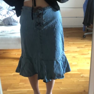 Lång Jeanskjol - Jeanskjol från Lindex Storlek 40 men passar mig bra som brukar ha 38 Begangnad men i mycket bra skick