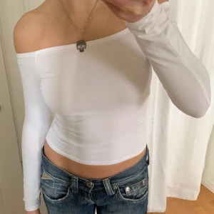 Vit off shoulder - Vit off shoulder från Ginatricot🤍