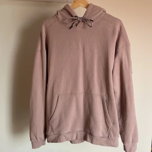 JACK&JONES HOODIE - Riktigt mjuk och skön hoodie i ’gammelrosa’. Mycket sparsamt använd. Märke på ärmen, inget framtill eller baktill. Strlk L men lite mindre i storleken, passar mig som annars har medium i allt mycket bra!