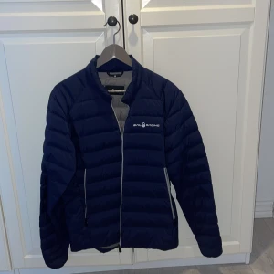 Sail racing  - Mörkblå dunjacka skick 10/10 använd 1-2 gånger storlek M