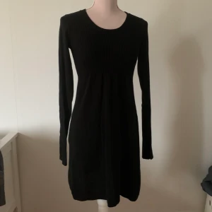 Tight svart höstklänning.  - 65kr, fin höstig svart tight klänning, storlek S, kan frakta men kan också mötas upp och lämna över i Trollhättan, Vänersborg, Mellerud och Uddevalla:) 