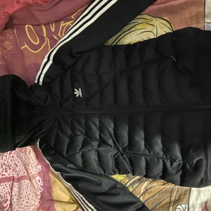 Adidas jacka  - En svart adidas jacka perfekt till vintern och även höst. Köpt för 1200 kr för ungefär ett år sen och haft på dig ett antal gånger. Bra skick!