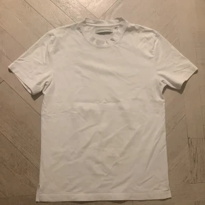 L’homme rouge t-shirt - Säljer t-shirt, storlek L. Använd men väldigt gott skick säljes pga av för liten. 