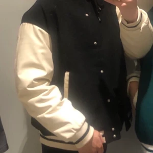 Jacka - College jacka! Bra skick knappast använd Pris i butik 400 kronor  Frakt: 49 kronor  