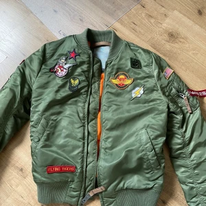 👻 Alpha industries bomberjacka 👻 - Säljer min bomberjacka som jag inte längre använder. Jackan är välbehållen och ser absolut ut som ny. Märkena på jackan har varit på sen början, så det är inget jag själv sytt dit!   Nypris ca 2000 kr