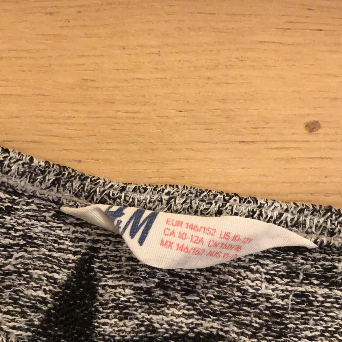 Grå långärmad tröja med svarta stjärnor - 90